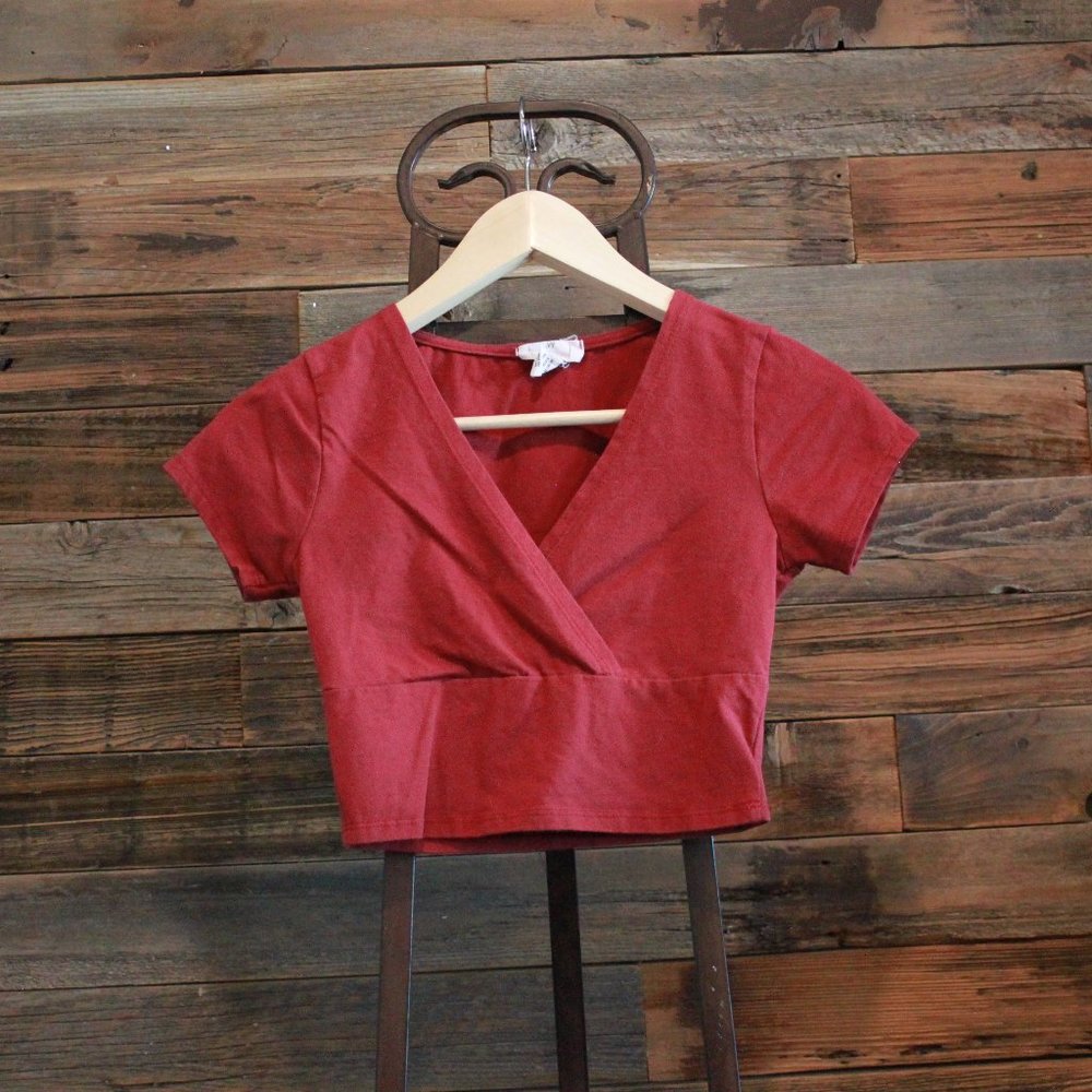 Tilly's maroon crop top